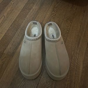 Uggs Tazz slipper color sand. Size 7 like new
